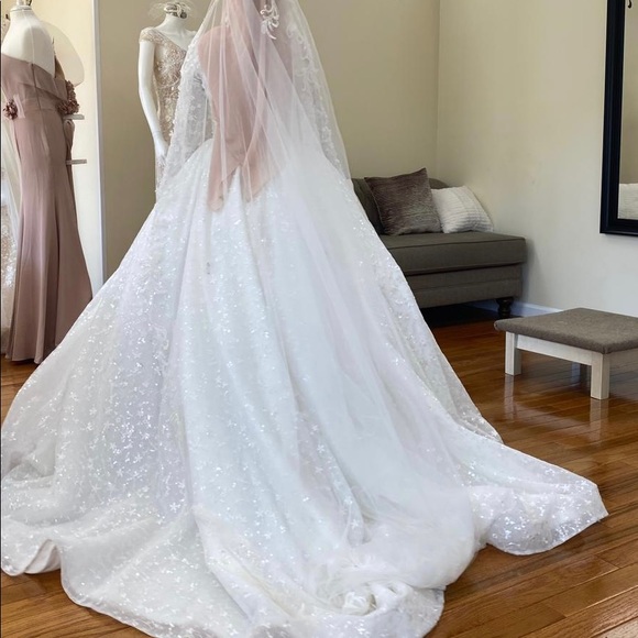 Beautiful wedding gown. - Picture 5 of 8